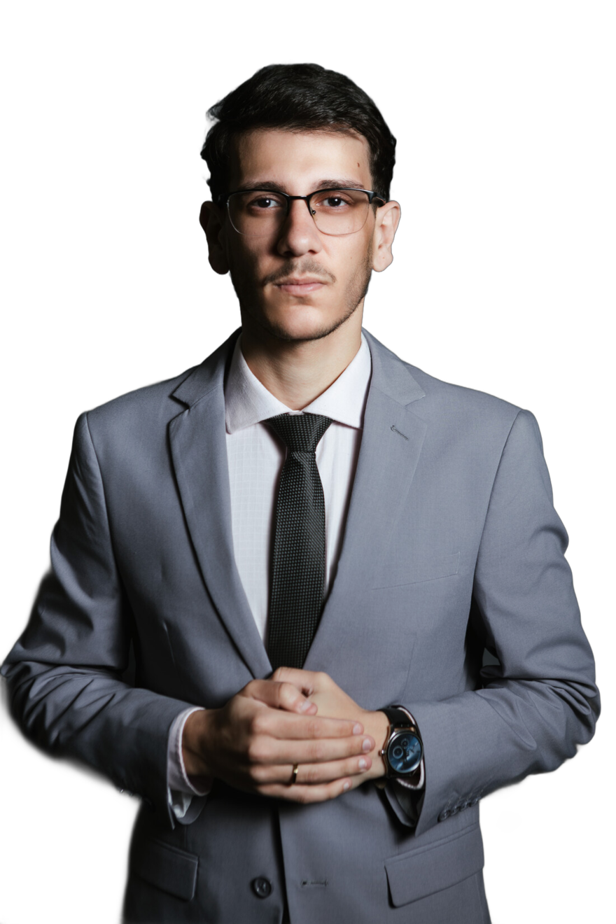 Filipe Machado em pé, terno cinza e gravata escura